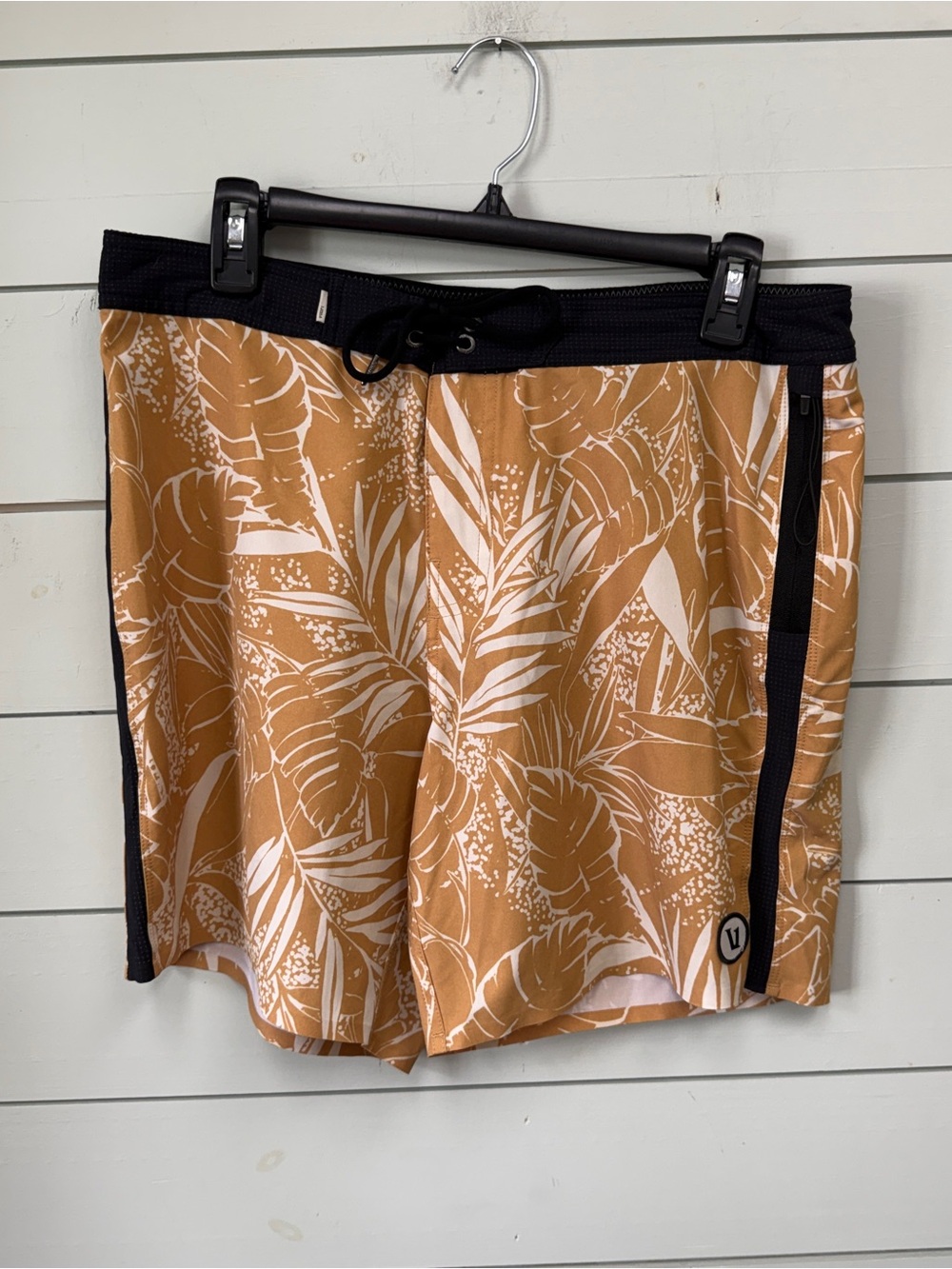 Vuori peak board shorts flax rainforest yellow men’s size 32